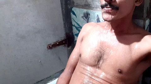 Anime gay amateur avec un travesti poilu qui affronte de gros pénis