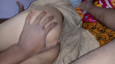 La sexy bhabhi Ritu reçoit ce qu'il faut d'un gars du village