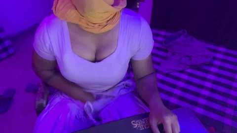Une CD sexy se déshabille dans un salwar en soie ajusté.