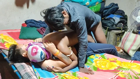 Die heiße Amateur-Shemale Karbi Anglong lässt sich von einem Typen in einer wilden Begegnung nehmen.