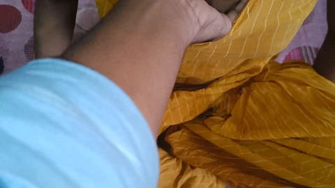 L'aiutante indiana si dà da fare con il suo padrone in una sessione fai-da-te