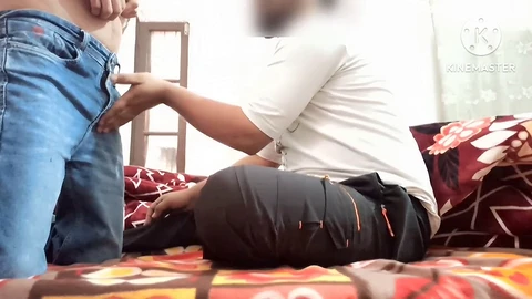 Alte schwule Männer, junger schwuler Junge und hetero Mann, die zusammen Spaß haben