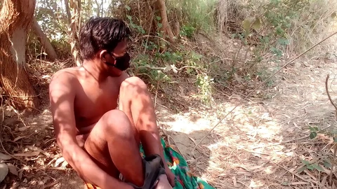 Hotik Rohit wird im Dschungel während eines lauten schwulen Sexfestes wild