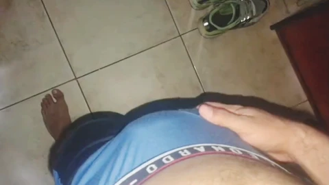 Une grosse desi sexy joue avec une érection et termine par un éjaculat.